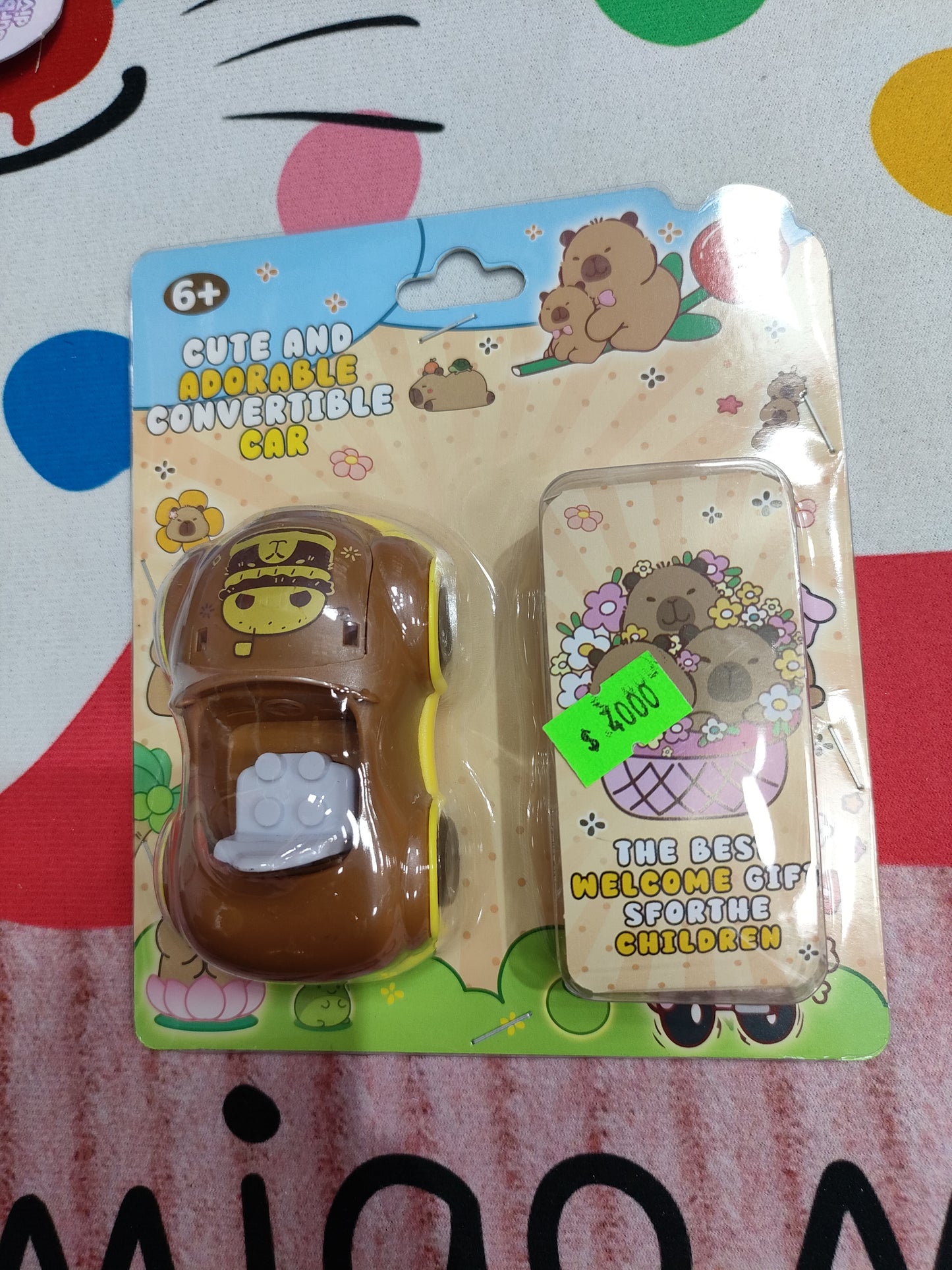 Auto con personaje capybara