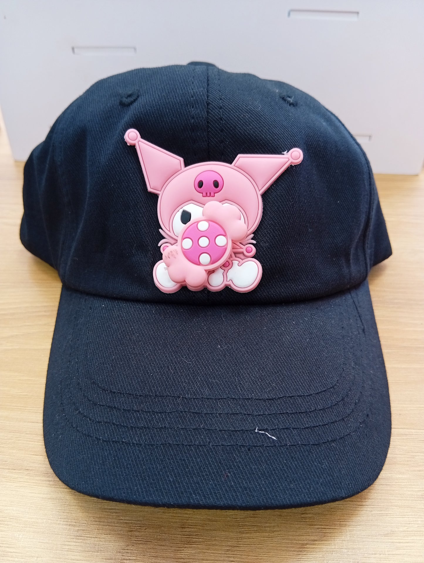 Gorra Kuromi con pin giratorio