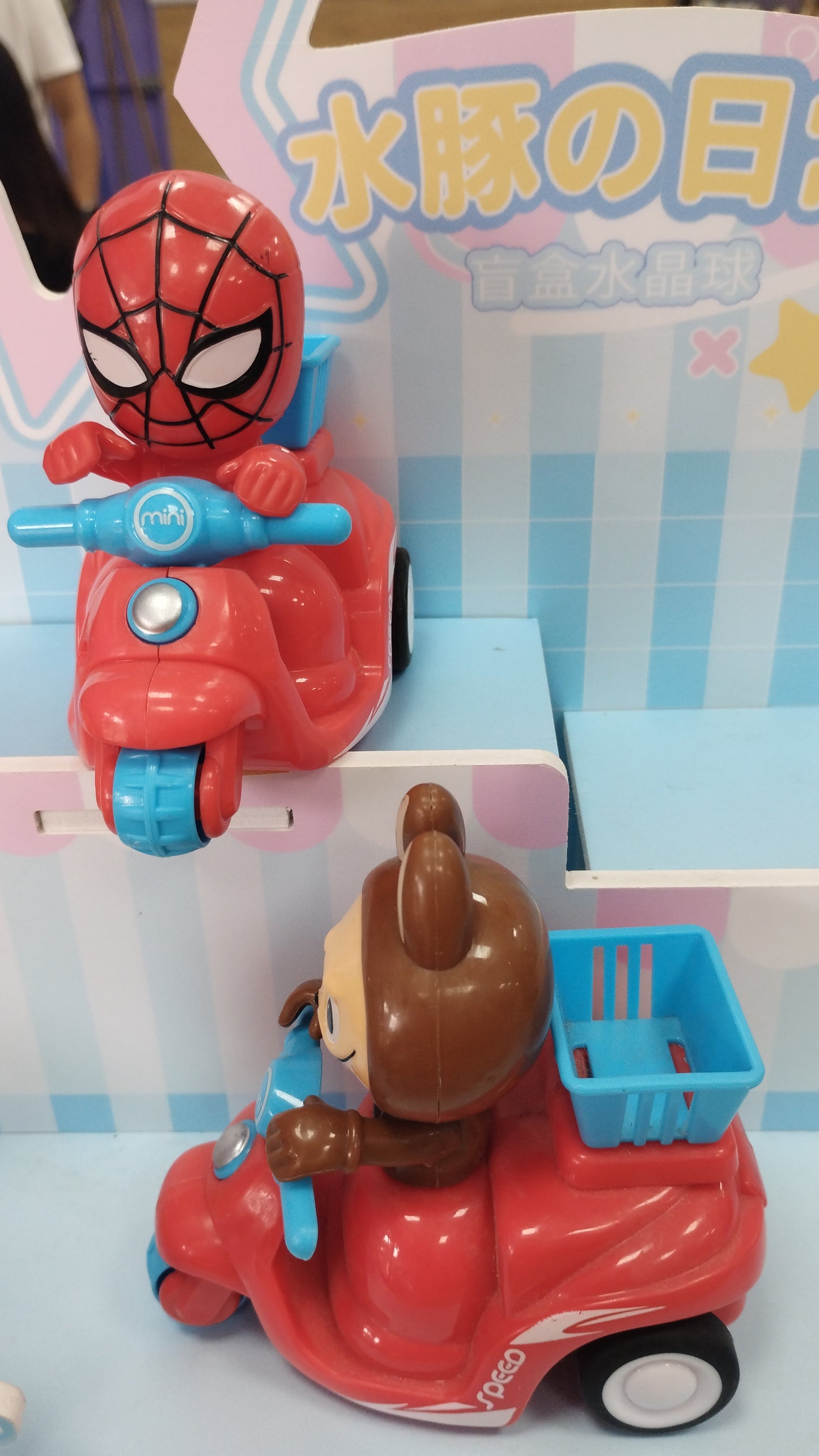 Moto Spiderman y labubu