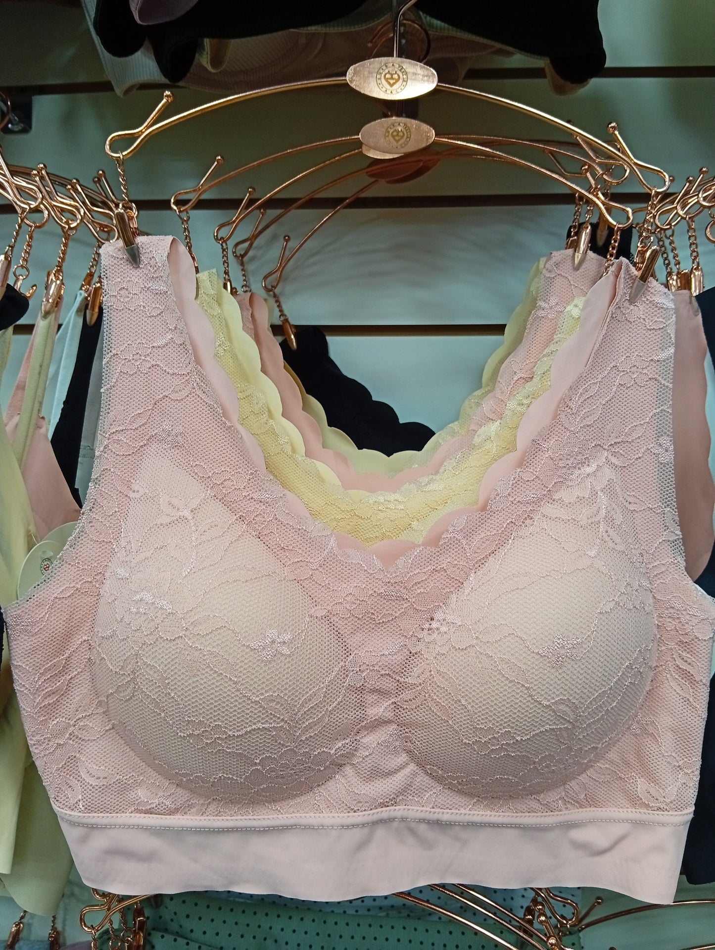 Corpiño con encaje. Talle: M, L, XL.
