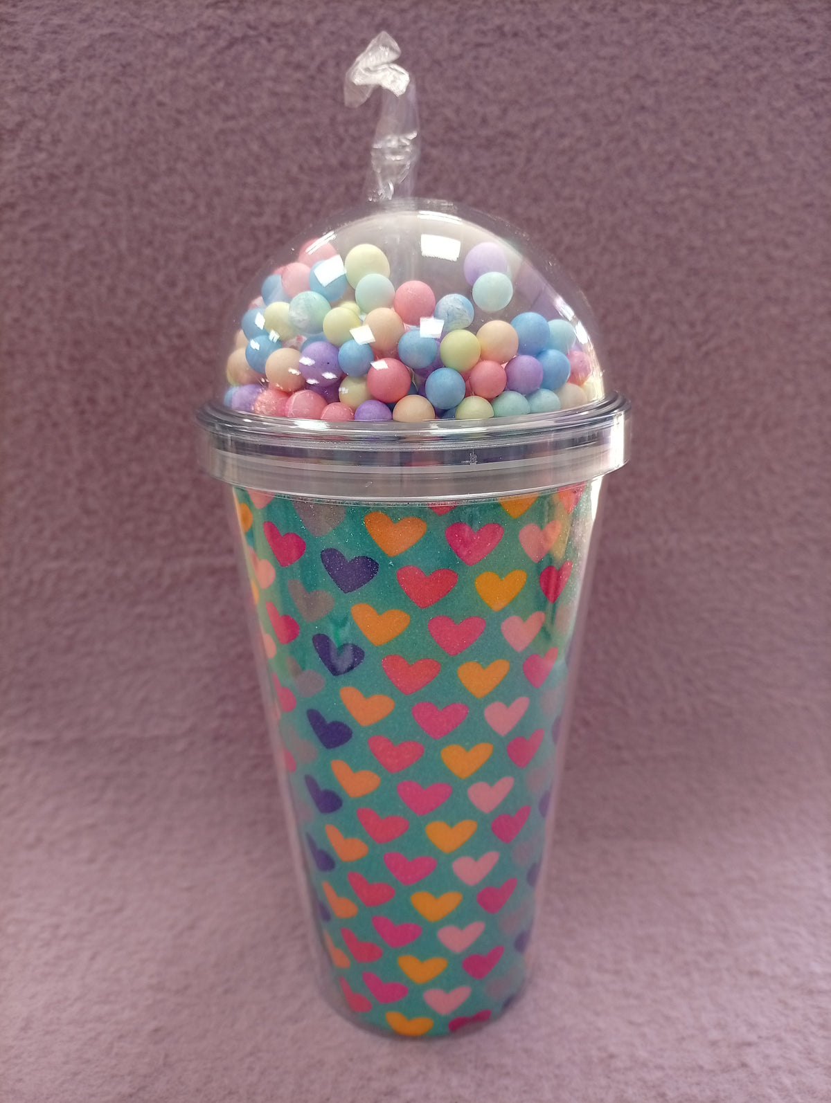 Vaso con pelotitas de color y corazones