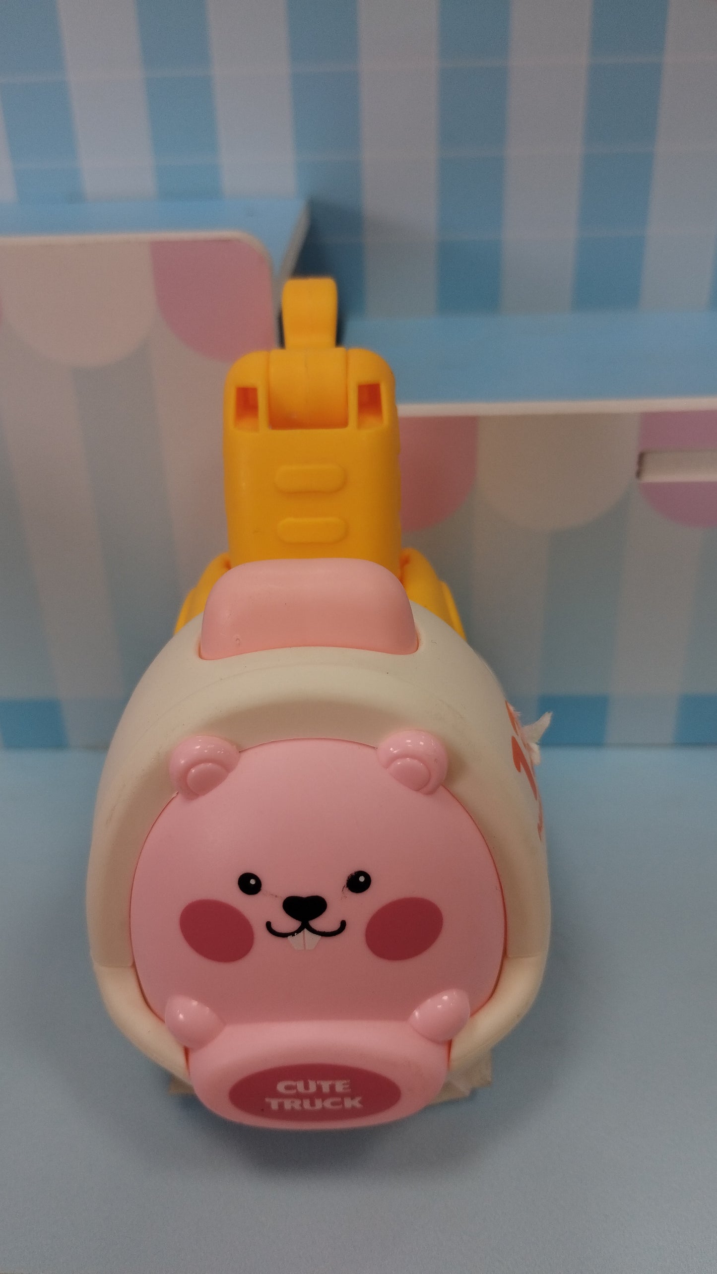 Camión pequeño de estilo caricaturesco con una figura de oso