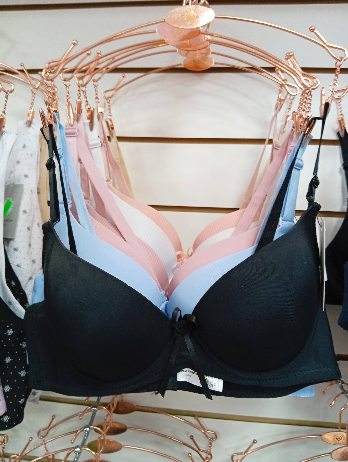 Corpiño con arco y moño. Talle: 34/75B, 38/85B, 40/90B, 34/75A, 32/70A,