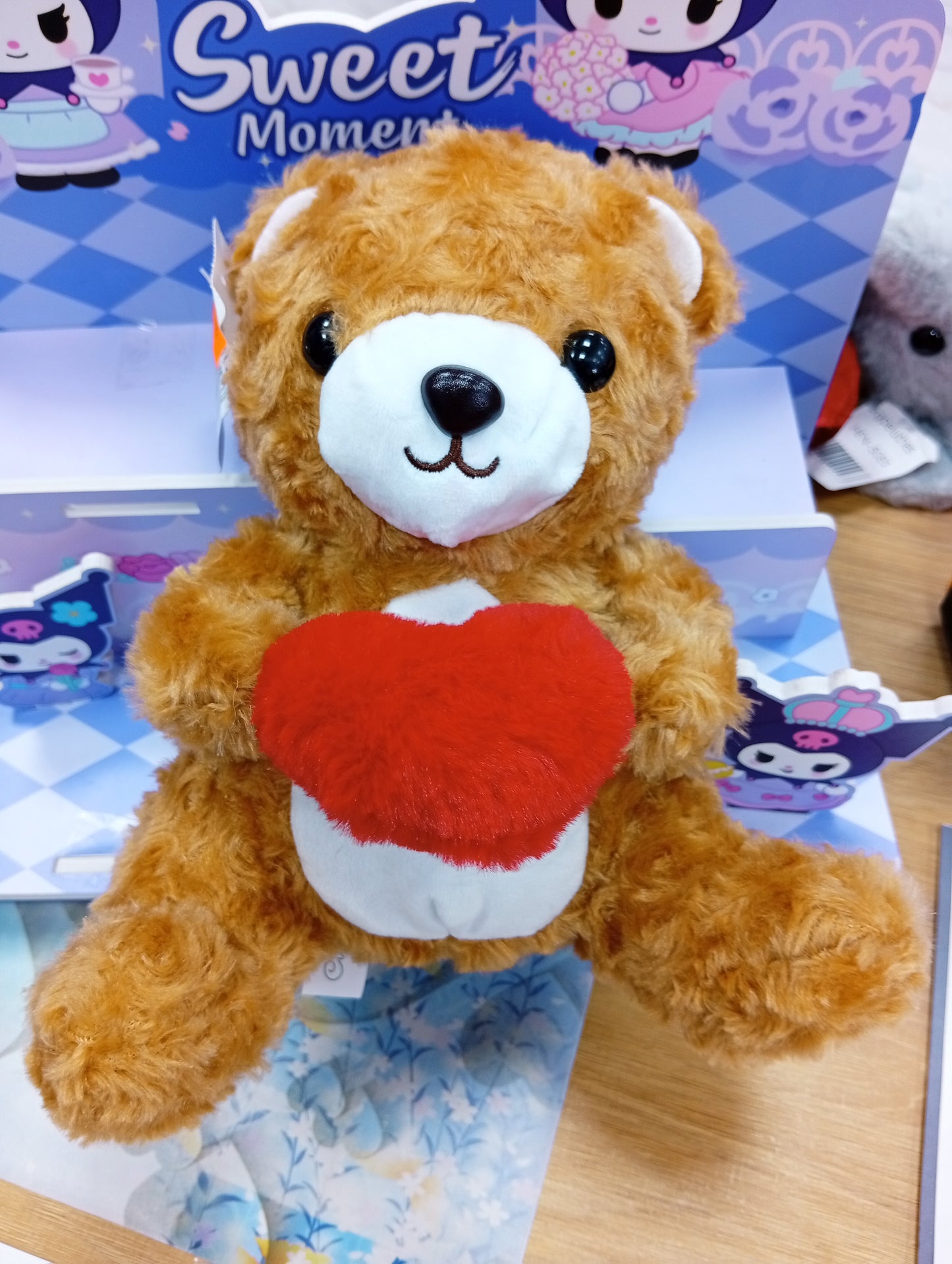 Osito con almohada de corazón