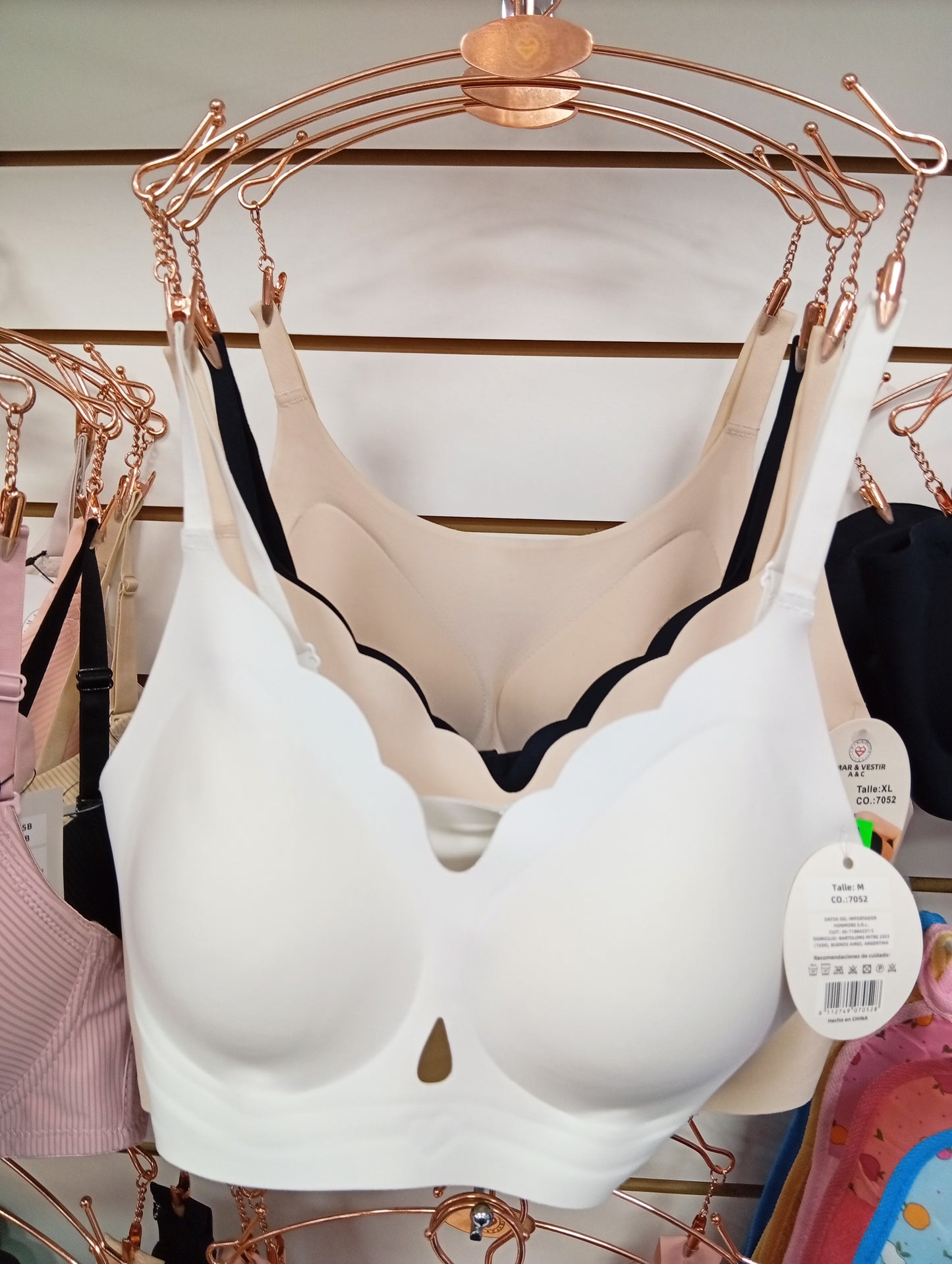 Corpiño con almohadilla. Talle: M, L, XL.