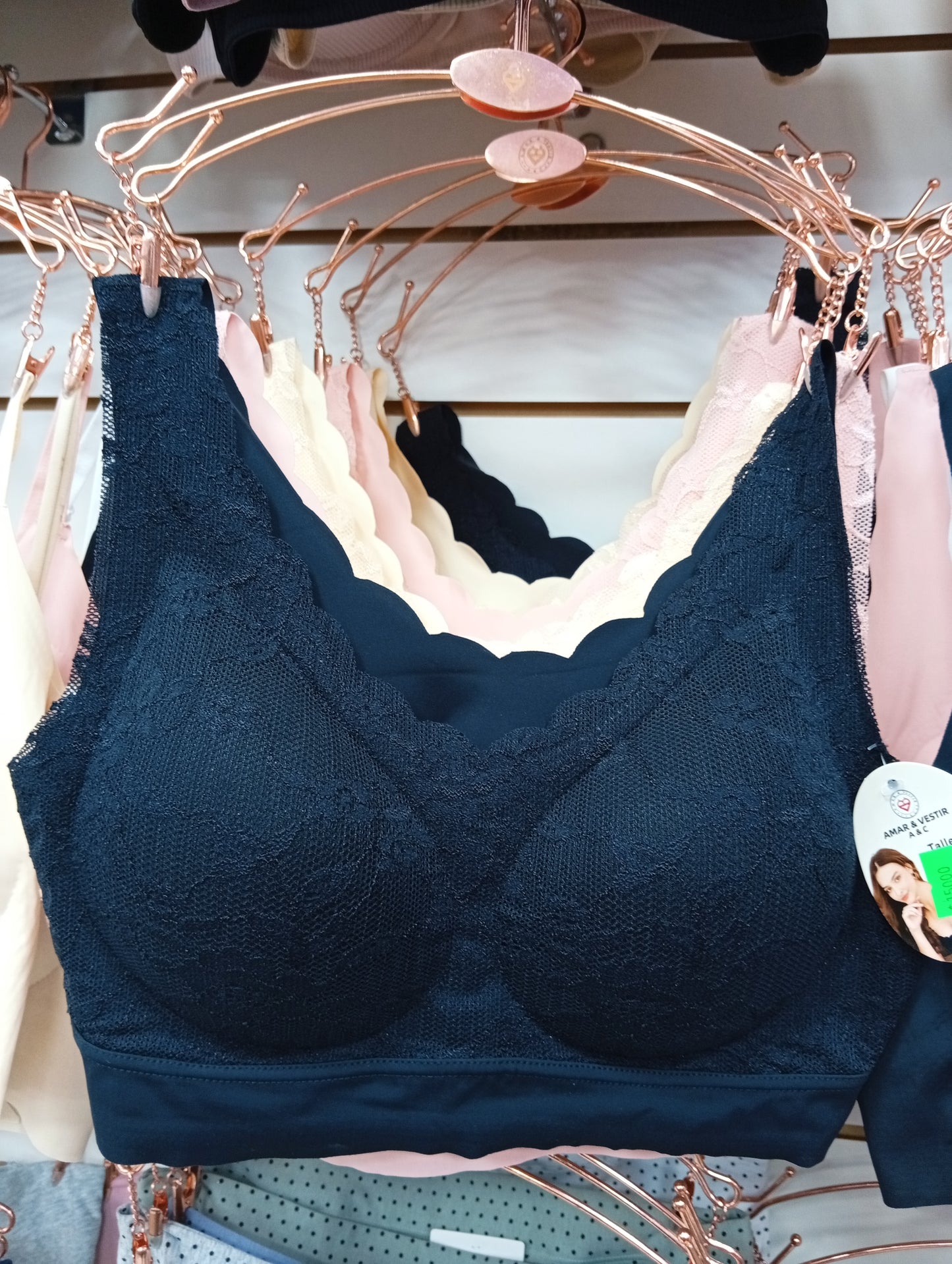 Corpiño con encaje. Talle: M, L, XL.