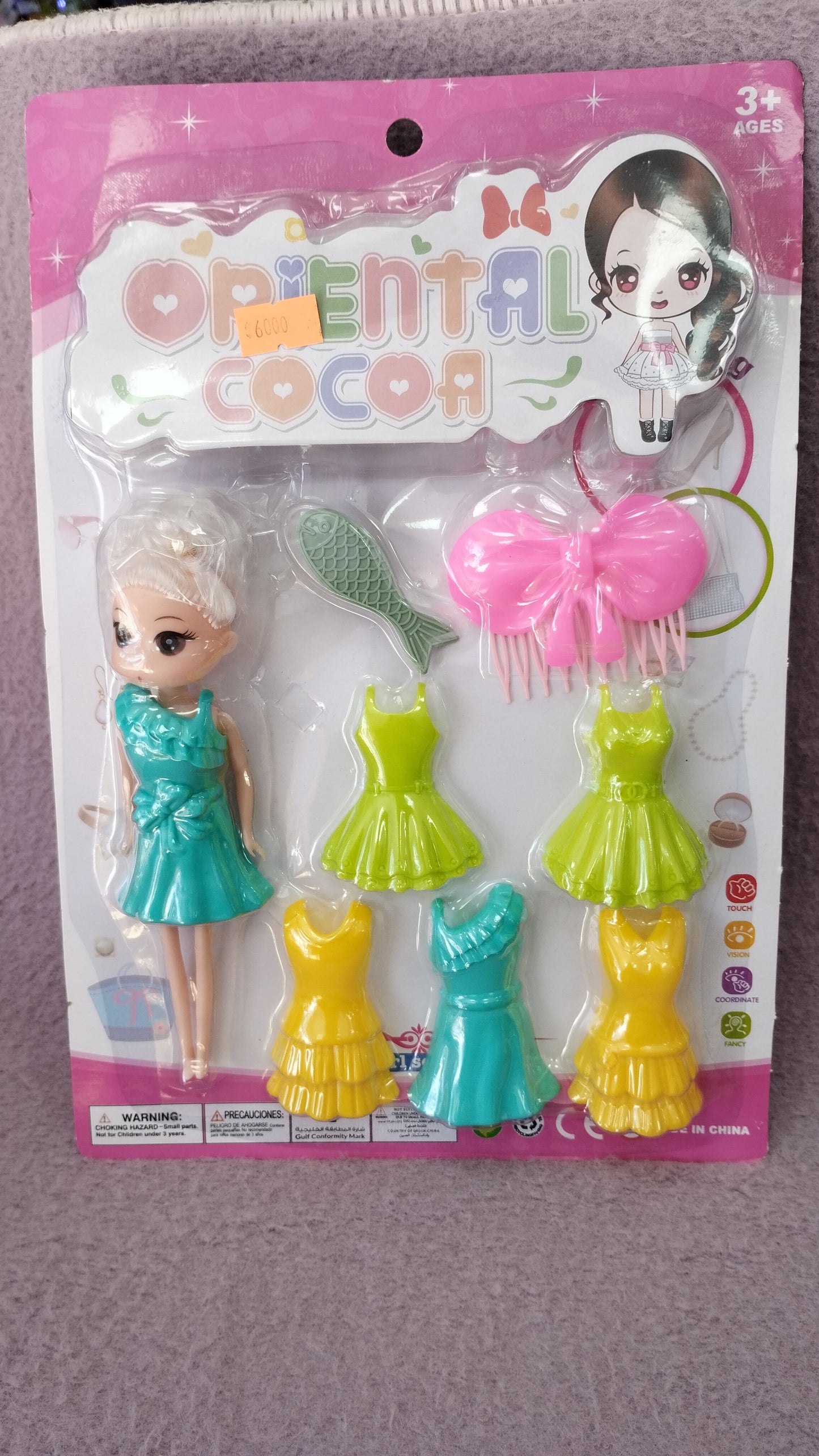 Muñeca con su set de vestidos