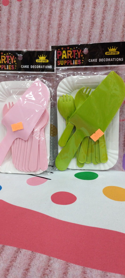 Set de espátula cubierto de plástico y platitos