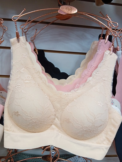 Corpiño con encaje. Talle: M, L, XL.
