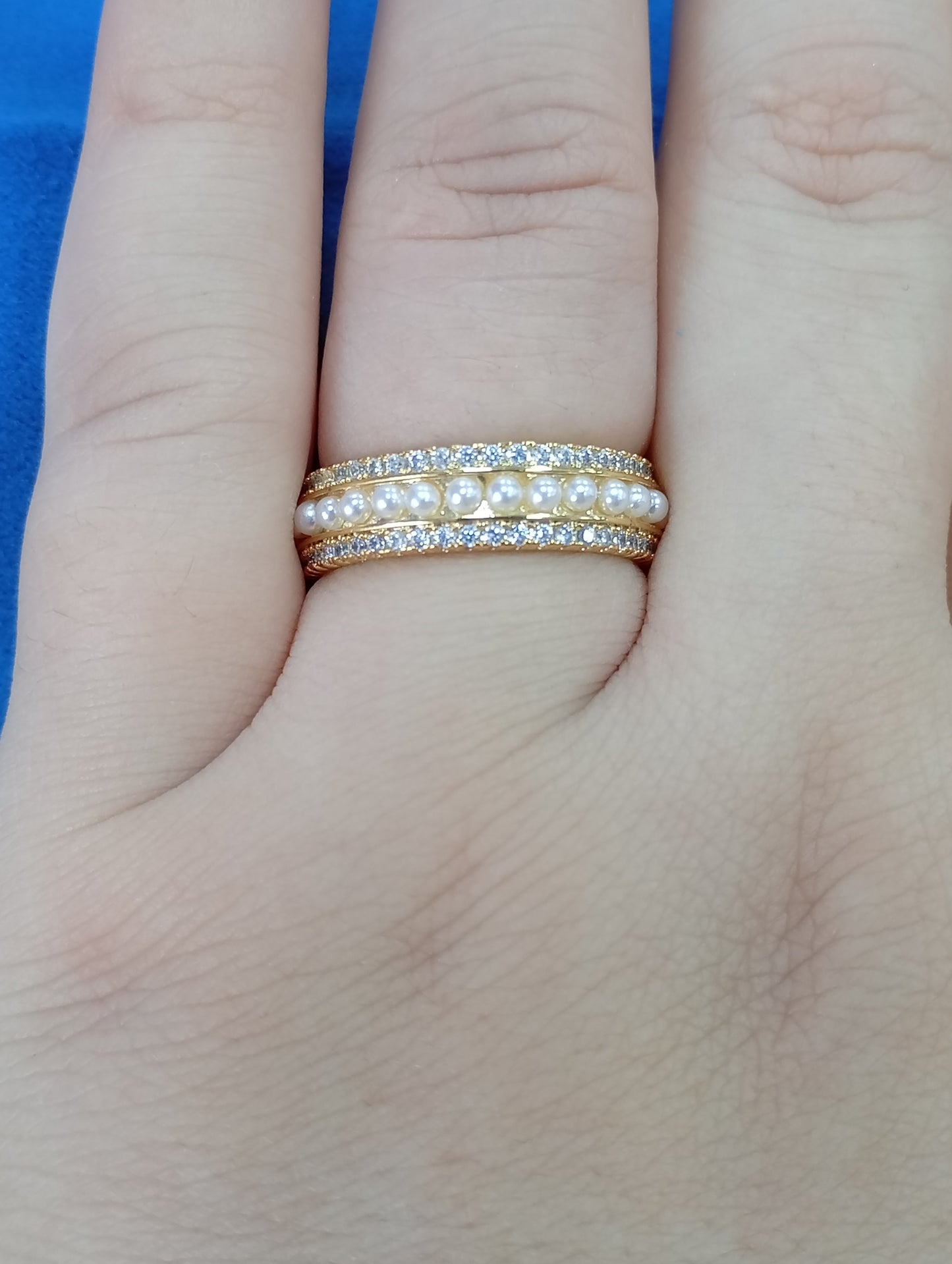 Anillo con perlas y brillo