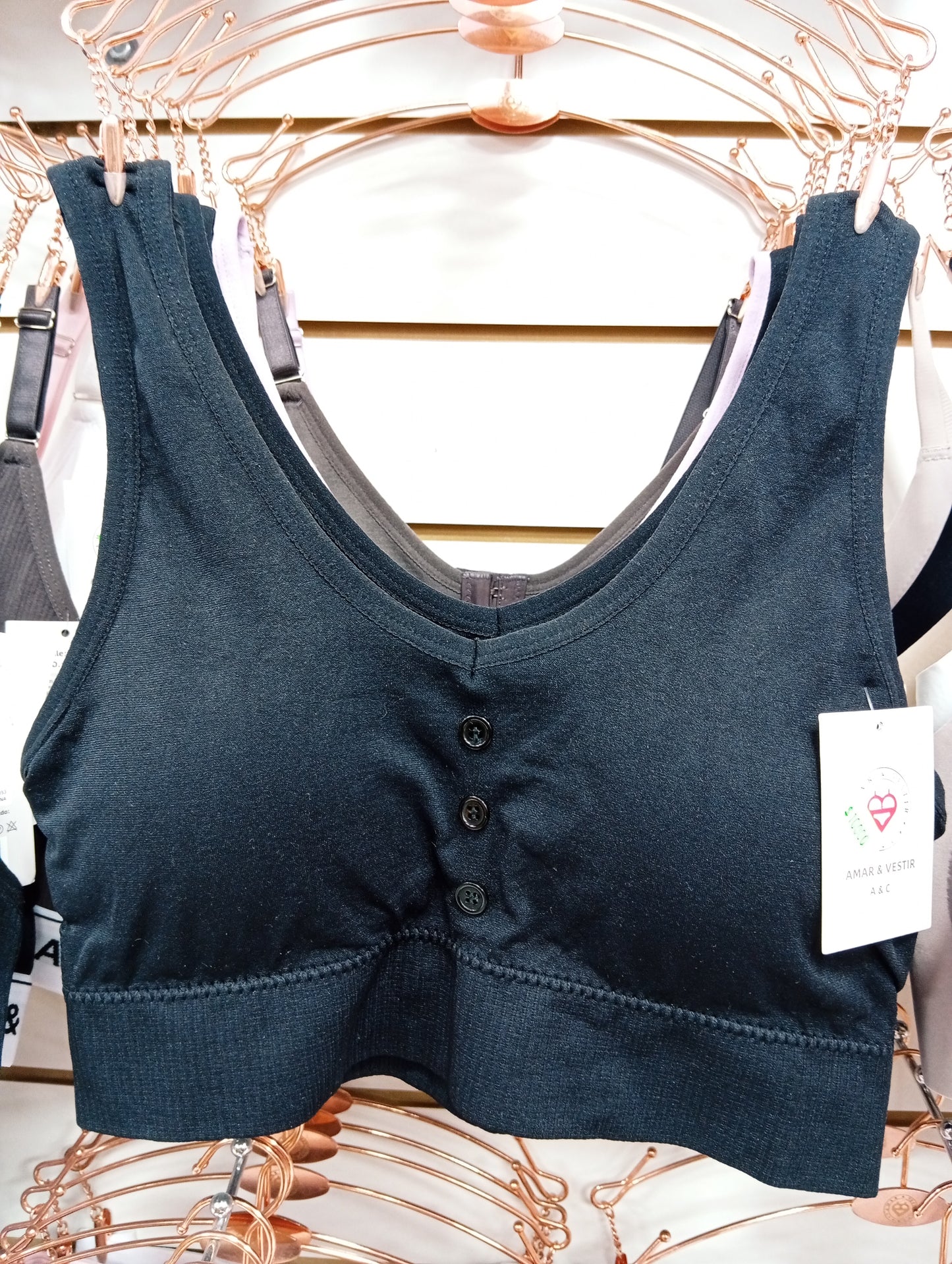 Corpiño deportivo con botones y frunce. Talle: M/L, L/XL.