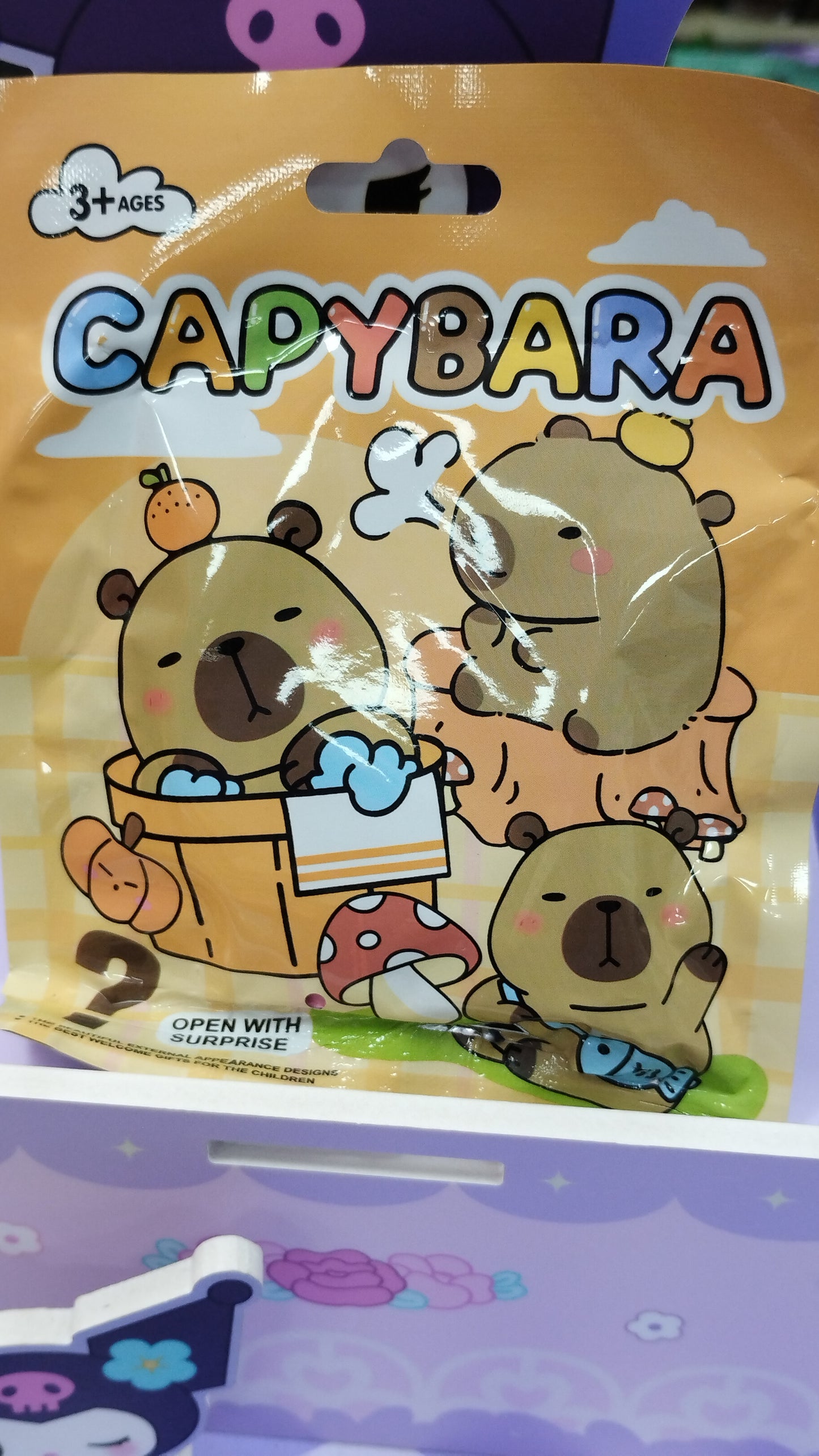 Bolcita sorpresa de capibara con cartas