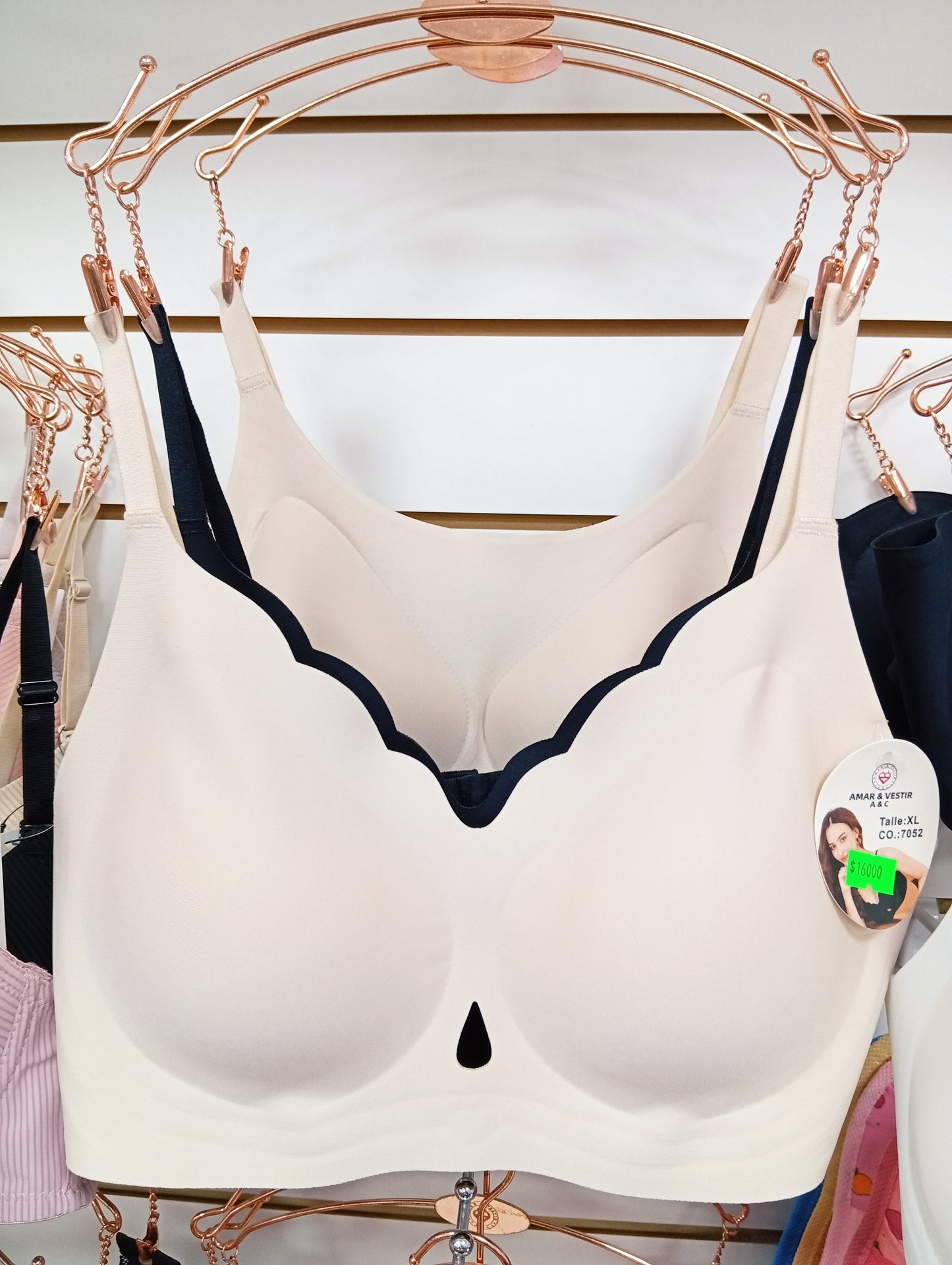 Corpiño con almohadilla. Talle: M, L, XL.