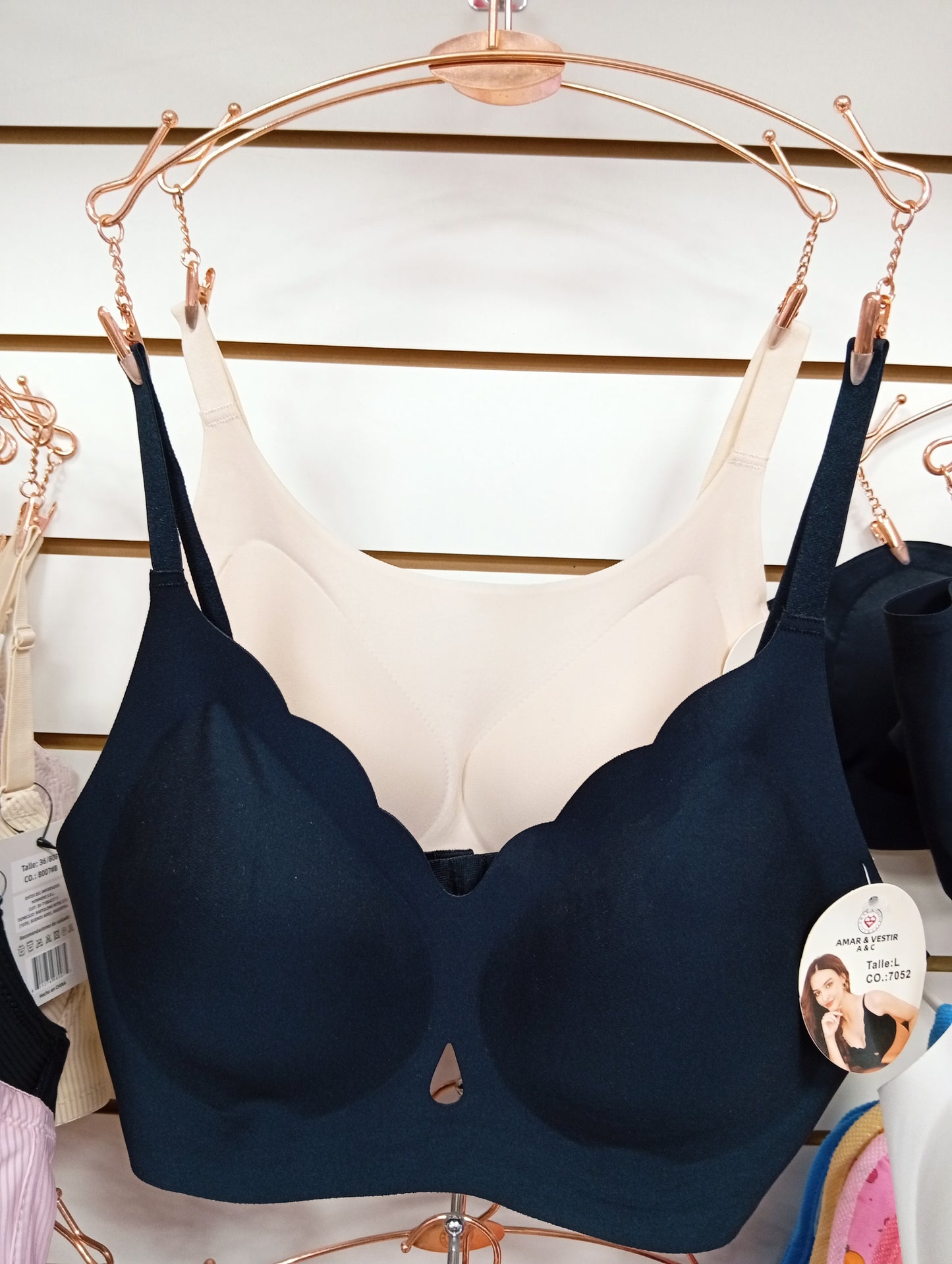 Corpiño con almohadilla. Talle: M, L, XL.