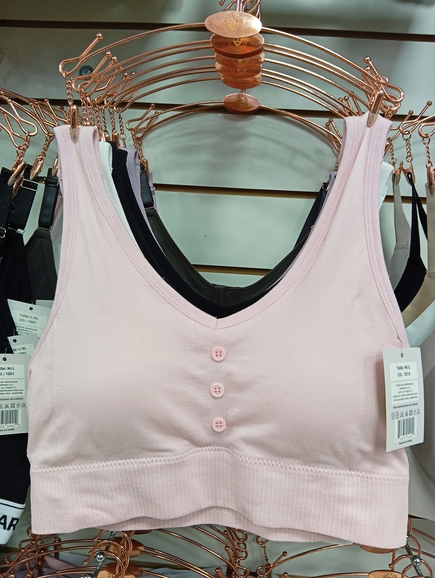 Corpiño deportivo con botones y frunce. Talle: M/L, L/XL.