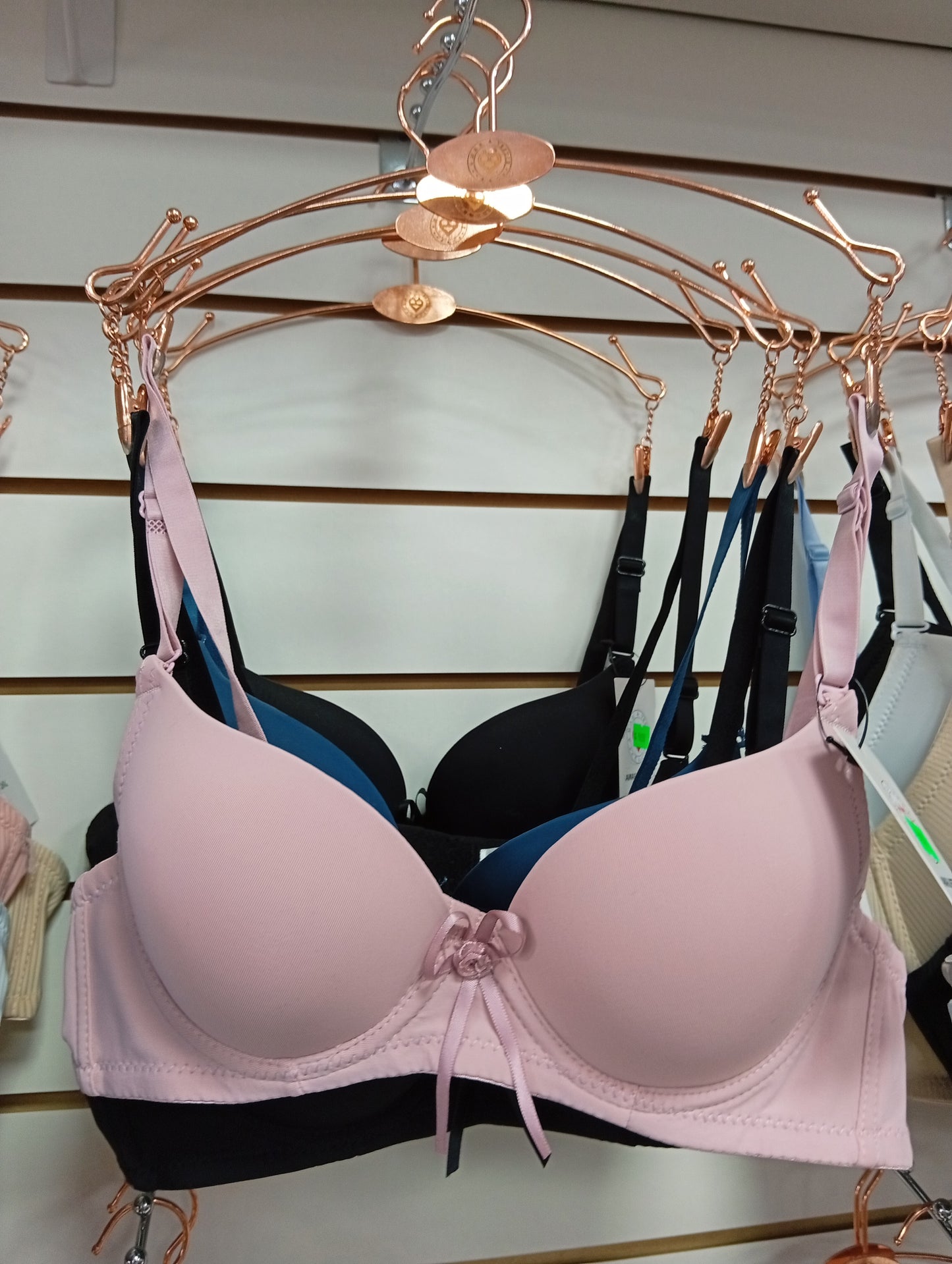 Corpiño con arco y moño. Talle: 34/75B, 38/85B, 40/90B, 34/75A, 32/70A,