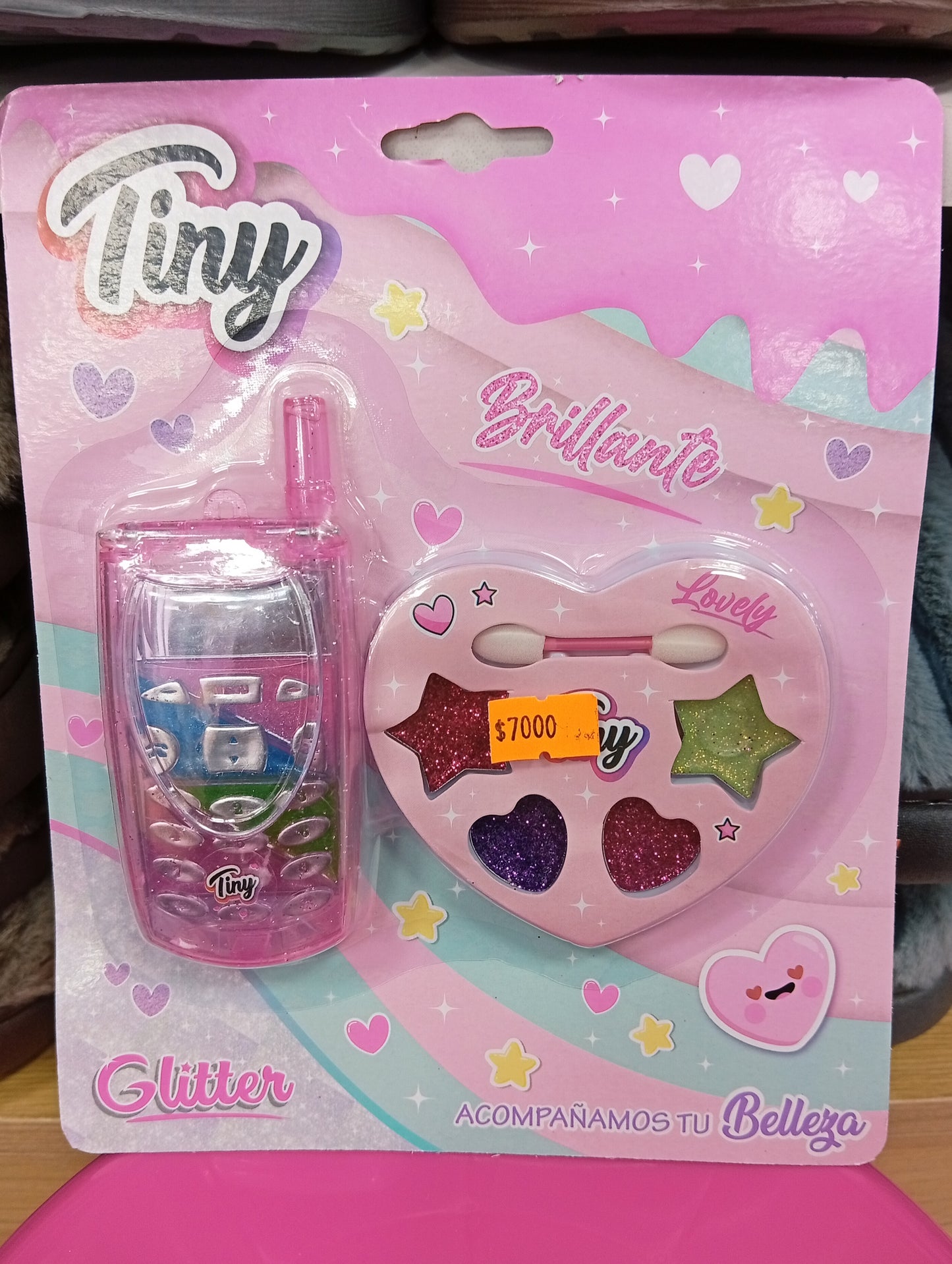 Tiny Brillante, celular y sombras de ojos